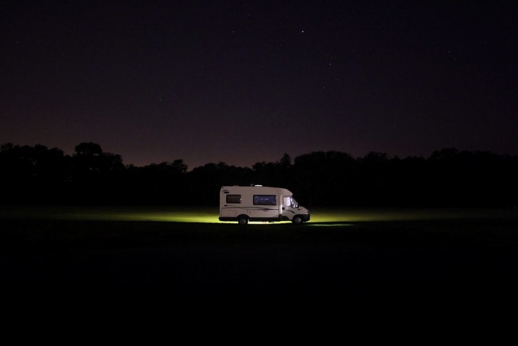 Going Off Grid : The Definitive Guide for Campervan Adventurers